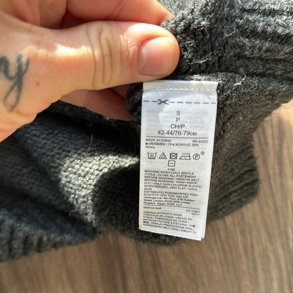 Gap Pattern Shawl in heather gray - Picture 4 of 5